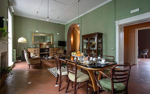 Free daily buffet breakfast