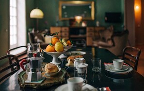 Free daily buffet breakfast - Bohemki Rooms & More Naples (Naples)