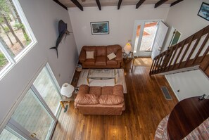 TV connectée, cheminée, lecteur de DVD, chaîne hi-fi