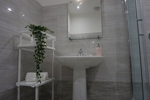 Shower, rainfall showerhead, hair dryer, bidet - Borgo 22 (Catania)