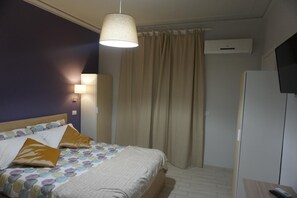 1 bedroom, desk, blackout drapes, free cribs/infant beds - Borgo 22 (Catania)