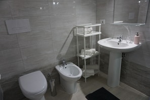 Shower, rainfall showerhead, hair dryer, bidet - Borgo 22 (Catania)