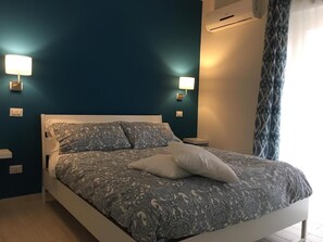 1 bedroom, desk, blackout curtains, free cots/infant beds - Borgo 22 (Catania)