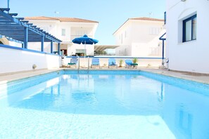Seasonal outdoor pool, pool umbrellas, pool loungers - Sirina Villa STN 29 (Paralimni)