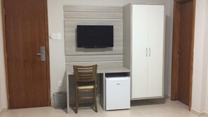 Minibar, desk, free WiFi, bed sheets - Hotel San Remo (Jequie)