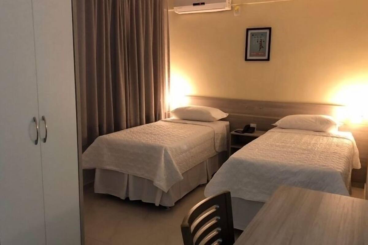 Minibar, escritorio, wifi gratis y ropa de cama 