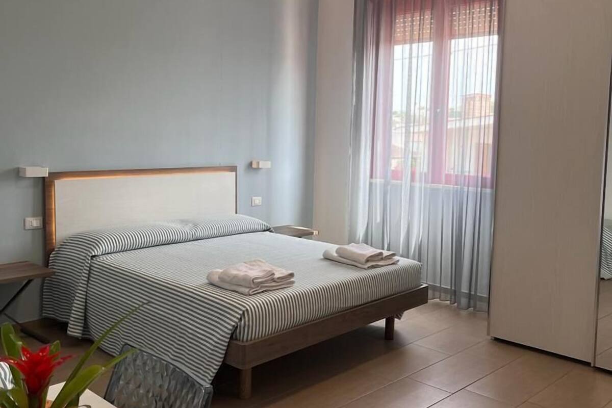 Ein Schlafzimmer mit einem Bett, einem Schreibtisch und einem Stuhl.