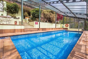 A heated pool - Self catering La Rovirota for 6 people (Riudaura)