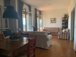 Téléviseur connecté, foyer, table de ping-pong, livres