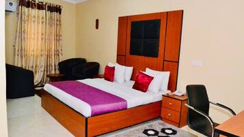 Royal suite, 1 kingsize bed | 1 slaapkamer, luxe beddengoed, een kluis op de kamer, een bureau