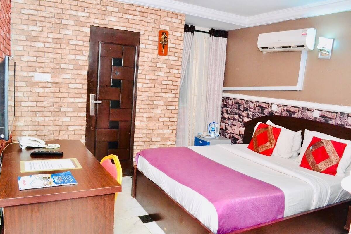 Junior Suite, 1 King Bed | 1 bedroom, premium bedding, in-room safe, desk