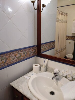 Combined shower/bathtub, free toiletries, towels