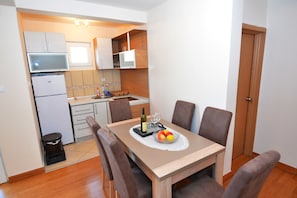 Classic Apartment, Sea View | In-room dining