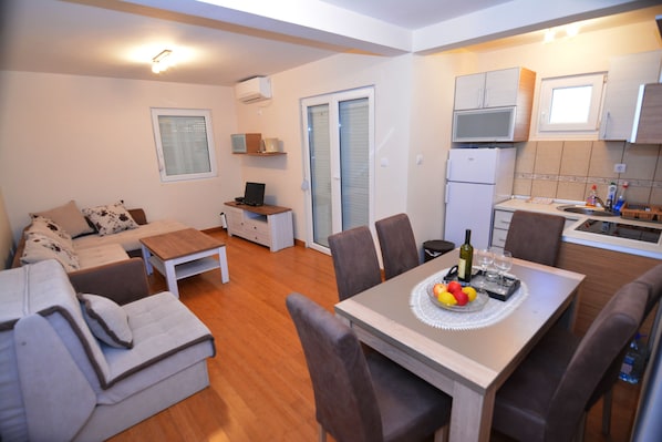 Classic Apartment, Sea View | In-room dining
