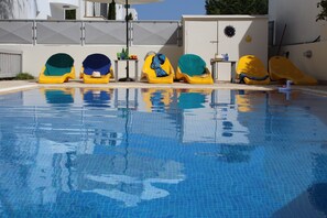 Sæsonbestemt udendørs pool, parasoller, liggestole