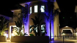 Un edificio moderno con balcón y plantas en macetas.