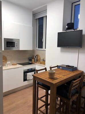 Réfrigérateur, four à micro-ondes, un four, surface de cuisson