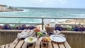 خزنة داخل الغرفة ومساحة عمل للكمبيوتر المحمول وستائر تعتيم ومكواة/لوح كي