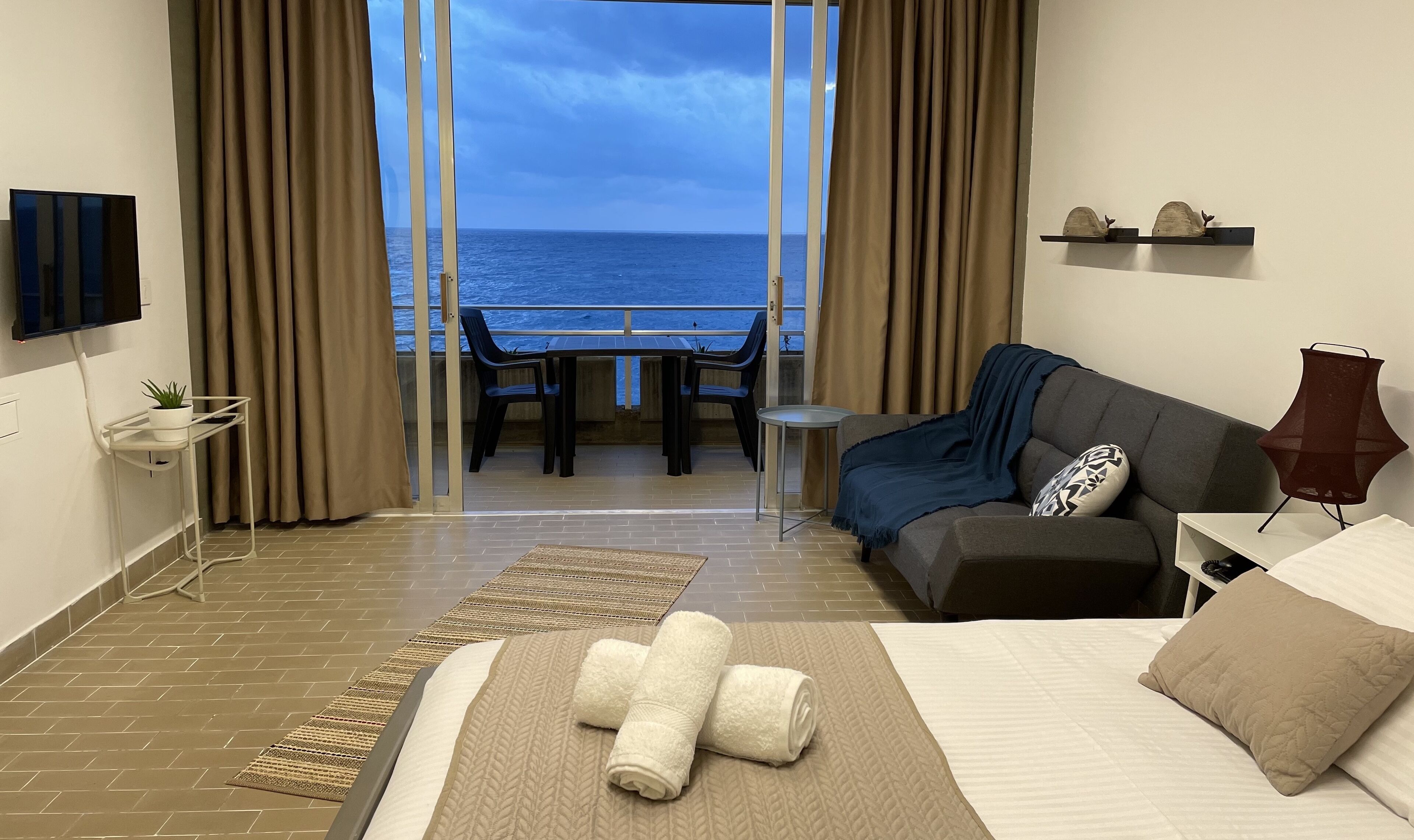 In-room safe, individually decorated, laptop workspace, blackout drapes