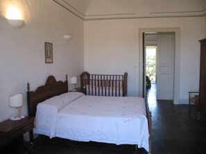 4 habitaciones, tabla de planchar con plancha, wifi y ropa de cama