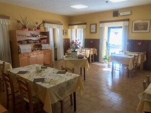 Daily continental breakfast (EUR 6.00 per person)