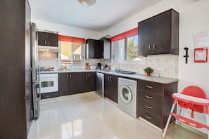 Family Villa, 3 Bedrooms, Pool View | In-room dining