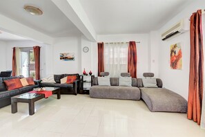 Flat-screen TV, DVD player - Svetlana villa BR24 (Paralimni)