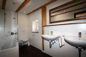 House, 4 Bedrooms | Bathroom | Separate tub and shower, deep soaking tub, hair dryer, towels - Ferienhaus Eifeler Bauernhaus (Plütscheid)