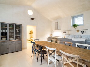 Villa, 6 Bedrooms | Private kitchen | Full-size fridge, microwave, oven, stovetop - Dimora Pura (Scicli)