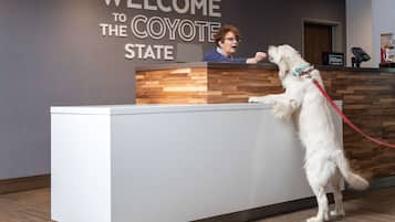 Un mostrador de recepción con un cartel que dice 'WELCOME TO THE Coyote State'.