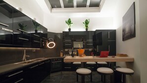 Rumah | Dapur pribadi | Mesin espresso, mesin pembuat kopi/teh, lemari es besar, dan microwave