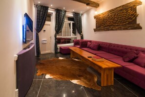 Huis | Woonkamer | Een 55-inch smart-tv met digitale zenders, een televisie en Netflix