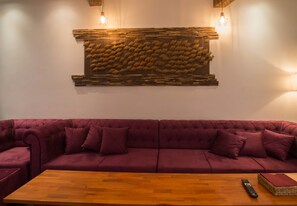 Maison | Salle de séjour | TV connectée de 55 pouces avec chaînes numériques, télévision, Netflix