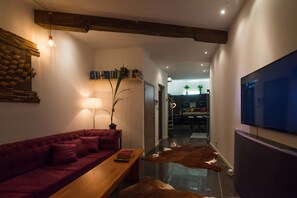 Ferienhaus | Wohnbereich | 55-Zoll-Smart-TV mit Digitalempfang, Fernseher, Netflix