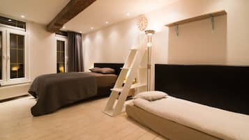 House | 3 bedrooms, premium bedding, memory foam beds, desk