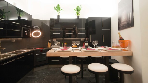 Rumah | Dapur pribadi | Mesin espresso, mesin pembuat kopi/teh, lemari es besar, dan microwave