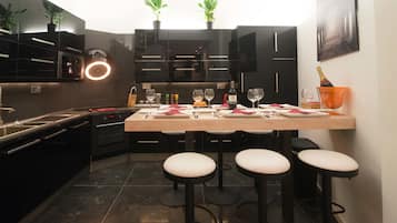 Hus | Eget kjøkken | Kjøleskap, mikrobølgeovn, ovn og kokeplater