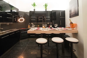 Casa | Cocina privada | Refrigerador con congelador, microondas, horno y parrilla de estufa 