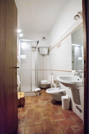 Doppel- oder Zweibettzimmer | Badezimmer | Dusche, kostenlose Toilettenartikel, Haartrockner, Bidet