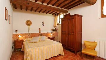 Kamer, 1 twee- of 2 eenpersoonsbedden | Een minibar, een kluis op de kamer, een bureau, verduisterende gordijnen