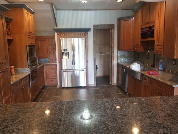 Private kitchen - RELAXING & BEAUTIFUL Log Cabin home 4 Bedroom 3 Bathroom Lakeside (Hernando)