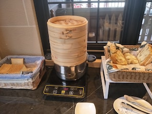 Breakfast buffet - Hogwarts Castle Guest House (Wujie)