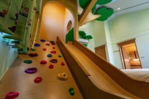 Gallery Triple Room, Multiple Beds | Desk, blackout drapes, soundproofing, free WiFi - Hogwarts Castle Guest House (Wujie)
