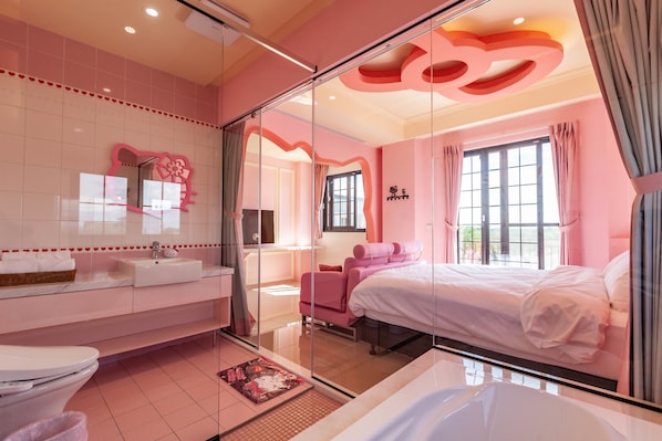 Escritorio, cortinas blackout, sistema de insonorización y wifi gratis