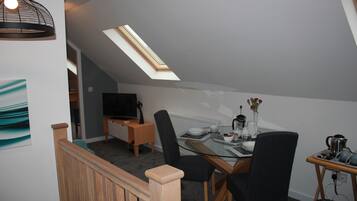 Suite, 1 King Bed, Hill View | Living area