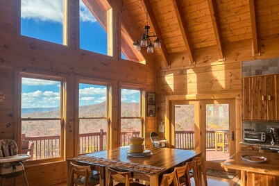 Prime Mountaintop Luxury Lodge, Spacious Outdoor Living. Amazing Views Sleeps 20