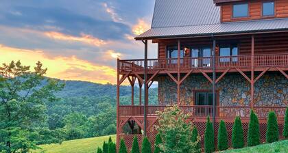 Prime Mountaintop Luxury Lodge, Spacious Outdoor Living. Amazing Views Sleeps 20