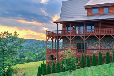 Prime Mountaintop Luxury Lodge, Spacious Outdoor Living. Amazing Views Sleeps 20