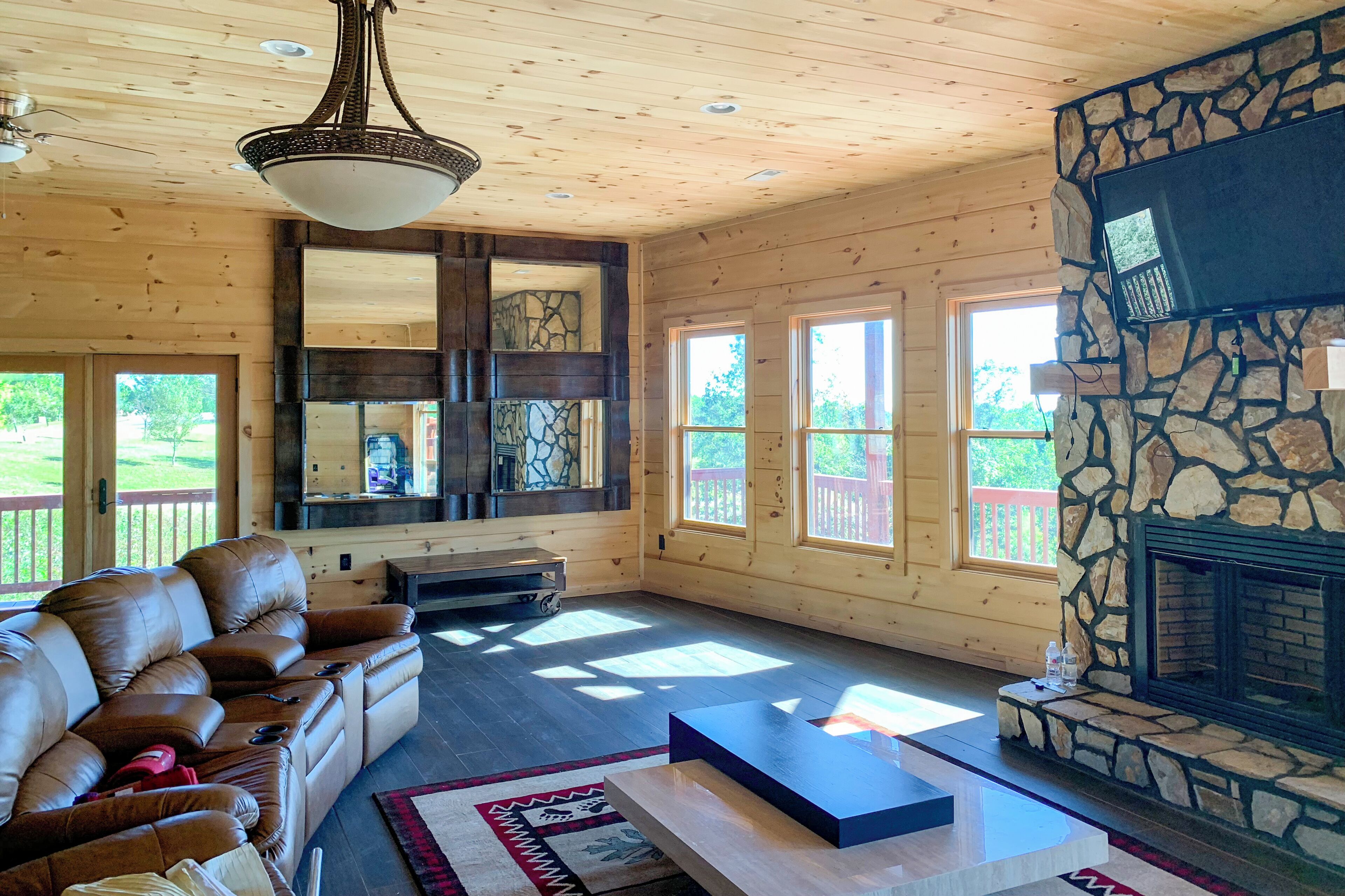 智能電視、壁爐、DVD 播放機