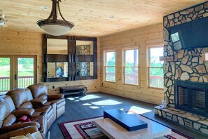 Een smart-tv, een open haard en een dvd-speler